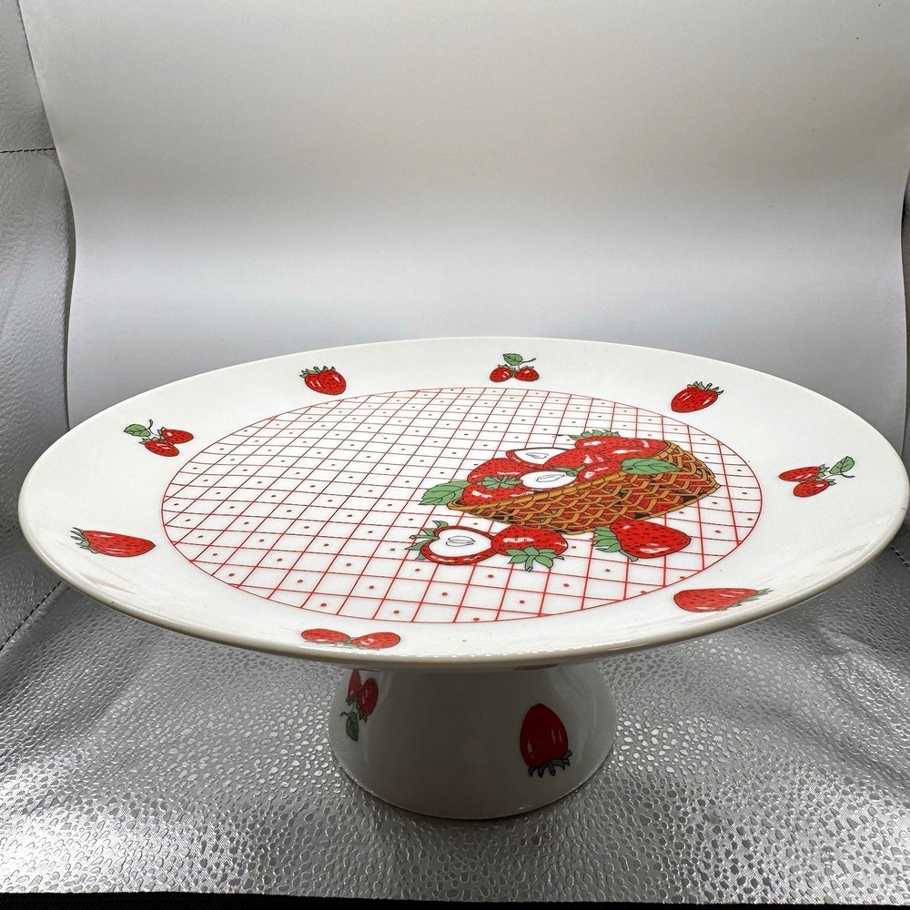 MANN Les Fruits Strawberry Pedestal Cake Stand 12in Cottage Granny Core EUC